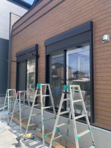 茅ヶ崎市で手動シャッター電動化工事　 #窓シャッター #電動化 #YKK #ソムフィキット #快適 #防犯 #害虫 #侵入防止 #エアコン効率 #神奈川県
