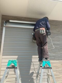 越谷市で手動シャッター3台を電動化工事　 #窓シャッター #電動化 #LIXIL #ソムフィキット #快適 #防犯 #花粉防止 #埼玉県