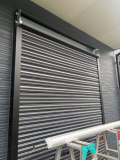 印西市で手動窓シャッターを電動化工事　 #窓シャッター #電動化 #LIXIL #リクシル #ソムフィキット #快適 #防犯 #スマホアプリ #遠隔操作 #千葉県